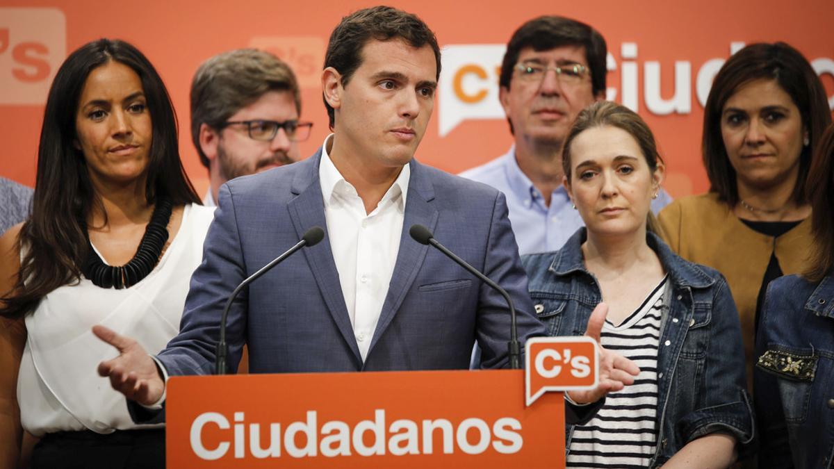 Albert Rivera, este miércoles, con miembros del comité ejecutivo detrás, anuncia que se abstendrá en la segunda votación de investidura.