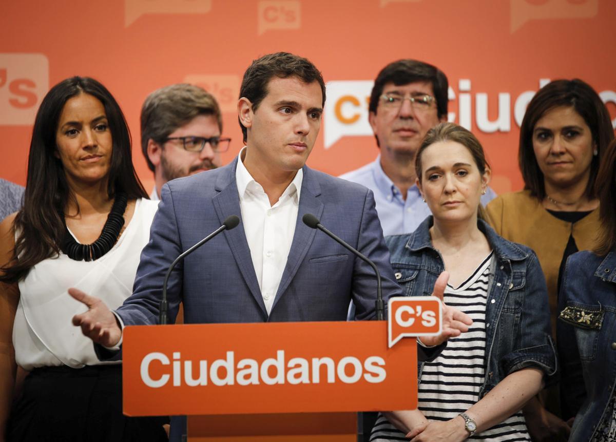 GRA103. MADRID, 13/07/2016.- Fotografía facilitada por Ciudadanos (C’s), del presidente del partido, Albert Rivera, durante una rueda de prensa en la sede madrileña de Alcalá, en la que ha anunciado que la Ejecutiva de C’s ha decidido hoy, por unanimidad, votar en contra de Mariano Rajoy en la primera votación de la investidura y abstenerse en la segunda, si es que es propuesto por el Rey para intentar formar Gobierno. El líder de la formación naranja ha dicho que se trata de una abstención técnica en segunda vuelta para desbloquear la situación, explicando así el cambio en la postura que ha defendido durante la campaña de no facilitar, ni por activa ni por pasiva, un gobierno de Rajoy. EFE/Pedro Ruiz ***SOLO USO EDIORIAL***