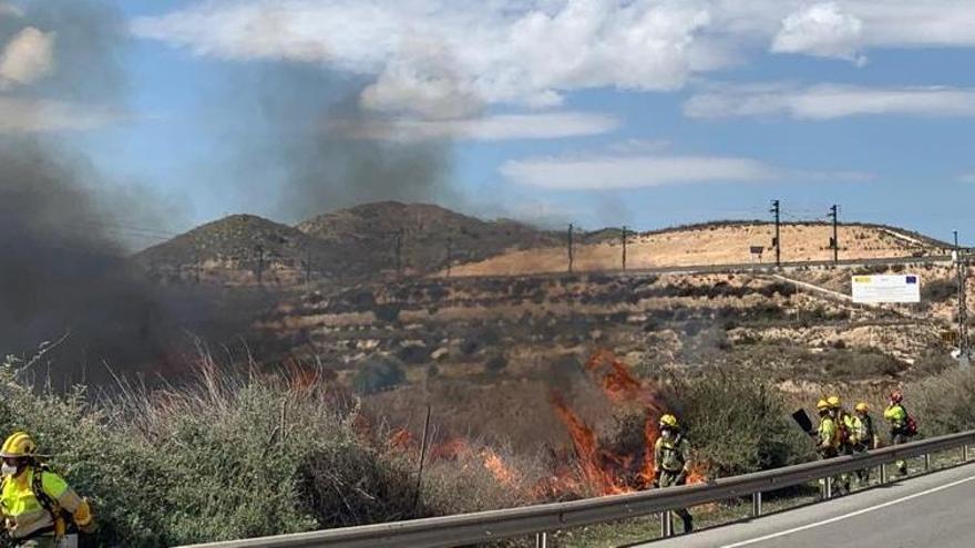 Un incendio en Aspe obliga a cortar la carretera comarcal que conecta con Alicante