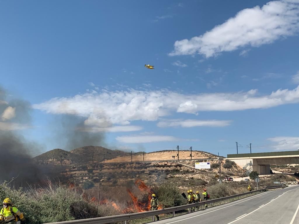 Un incendio en Aspe obliga a cortar la carretera comarcal que conecta con Alicante
