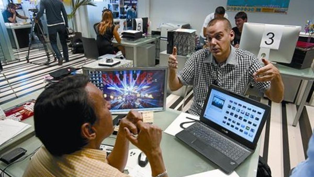 Entrevistados y entrevistadores en las oficinas del grupo de ocio Matinée, ayer.