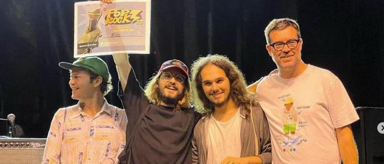Los músicos de Bilo, al recoger el premio del Concurs Pop Rock de manos del concejal de Cultura Antoni Noguera