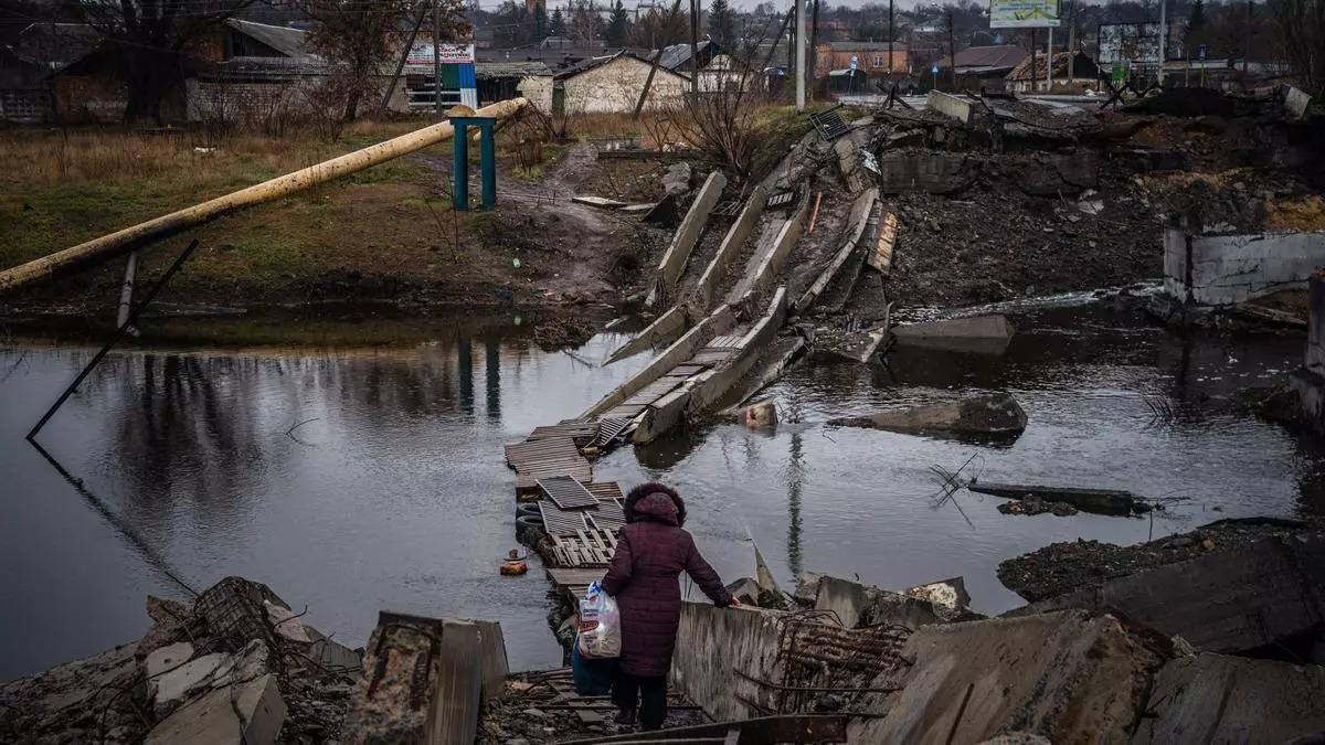 Una mujer cruza un puente destruido en Bakhmut, región de Donetsk, el 6 de enero de 2023, en medio de la invasión rusa de Ucrania.