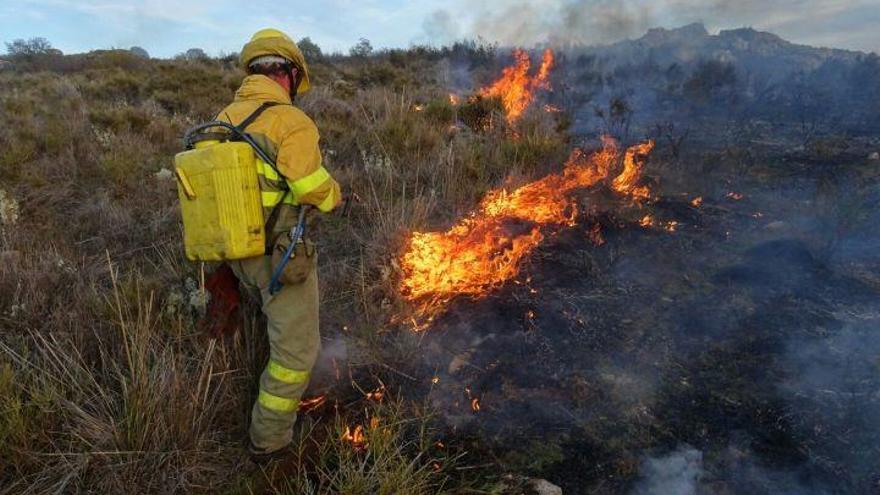 Los medios de extinción sofocan un incendio junto a Villacampo.