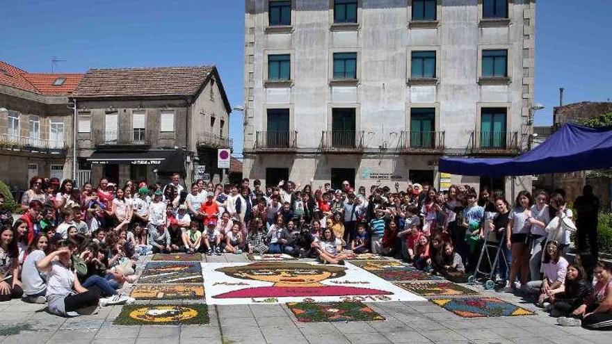 Alfombra dedicada al Día das Letras Galegas en la Praza Maior de Ponteareas. // A. Hernández