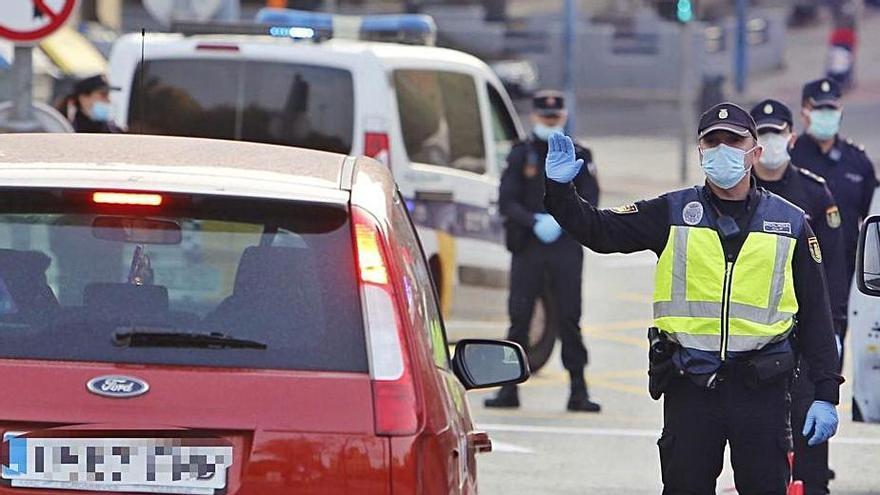 Control de la Policía Nacional y Policía Local en Alicante. | RAFA ARJONES