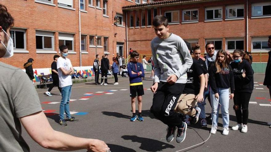 ¿Qué pasará con los móviles en colegios e institutos? El Principado ya los pone en el punto de mira hasta en los recreos