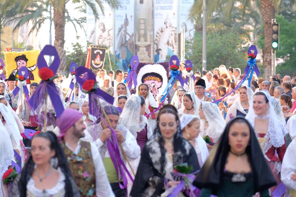 Los festeros aprovechan la Ofrenda para protestar contra la violencia de género con flores y lazos morados