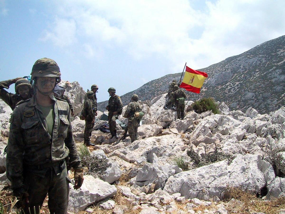 Militares españoles permanecían junto a la bandera de España en la Isla Perejil, tras la intervención de las Fuerzas Armadas españolas.