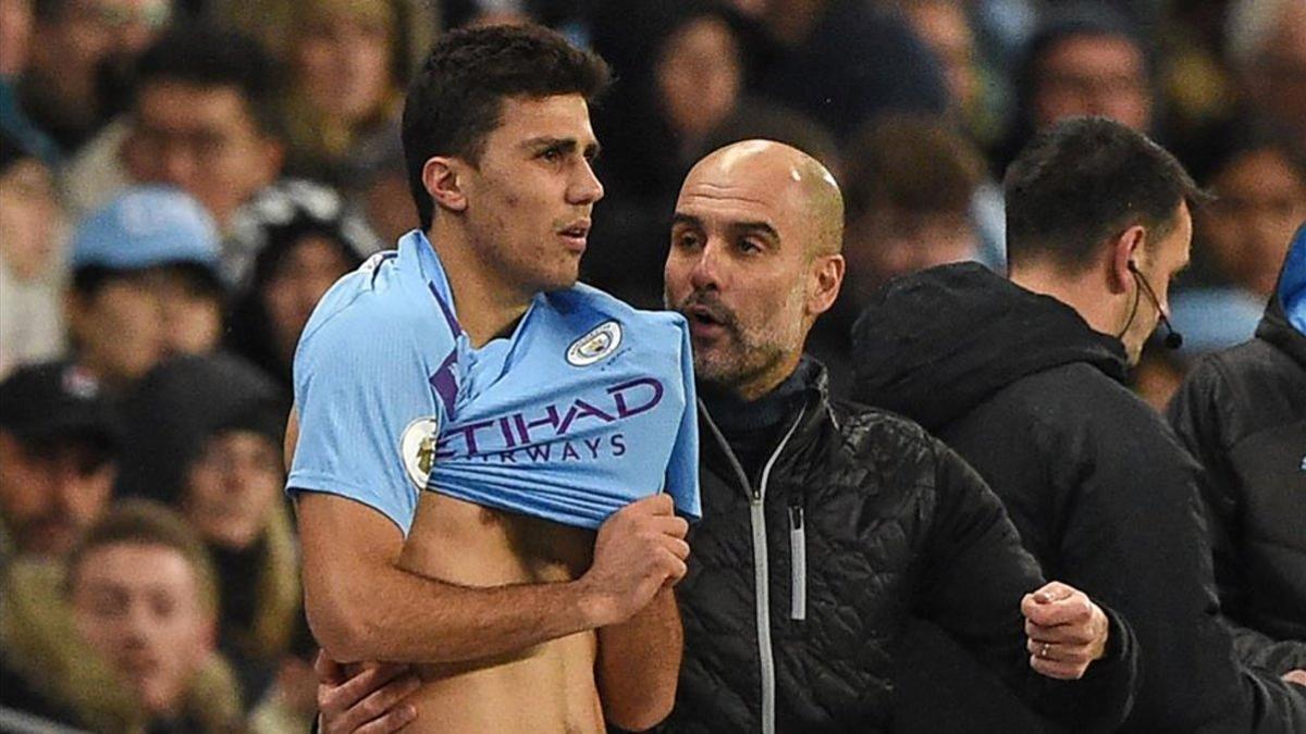 Rodri recibe indicaciones de su entrenador, Pep Guardiola