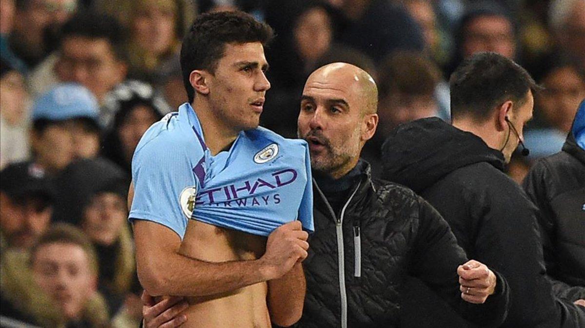 Rodri recibe indicaciones de su entrenador, Pep Guardiola
