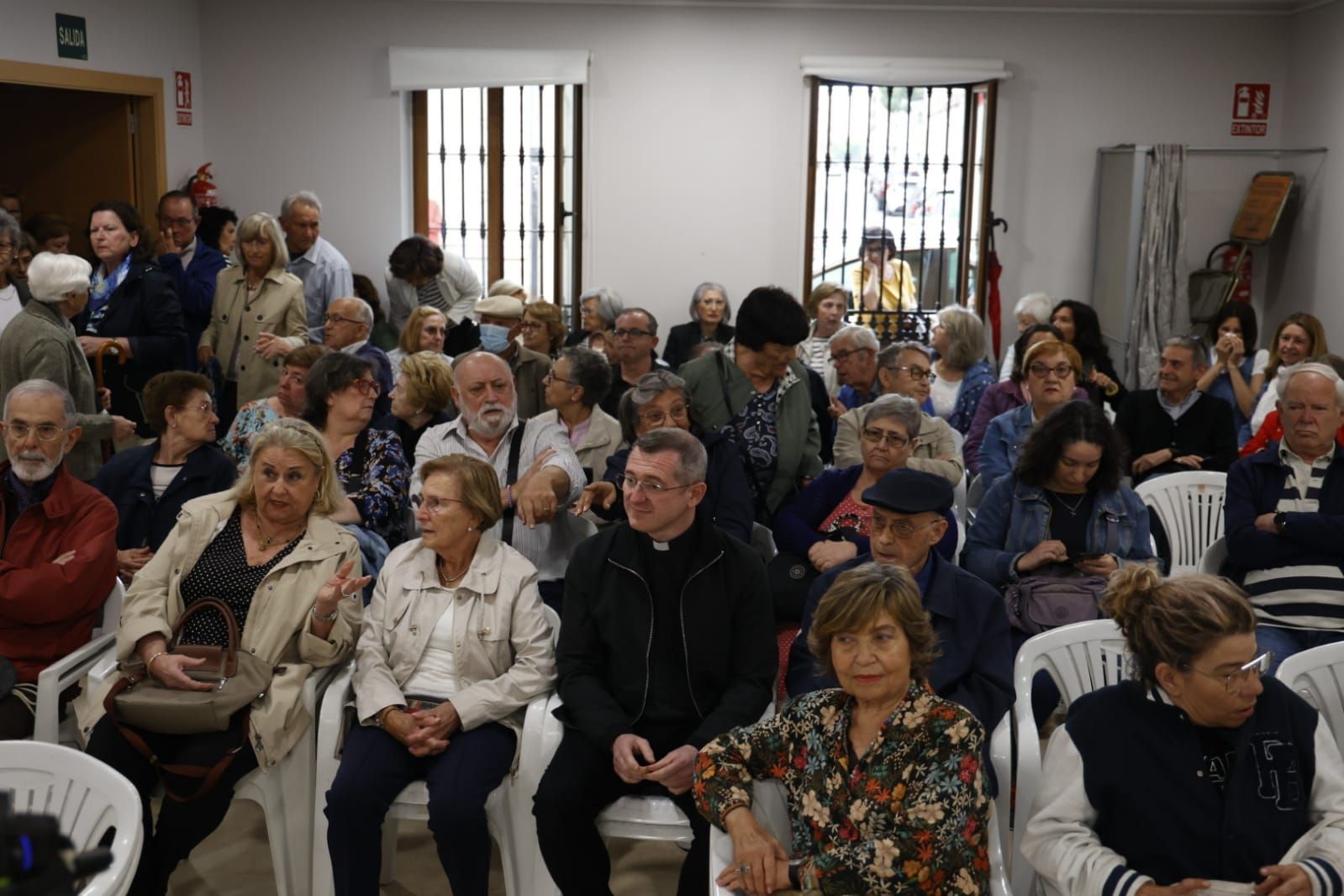 El cura y los vecinos protestan en el pleno de Foios