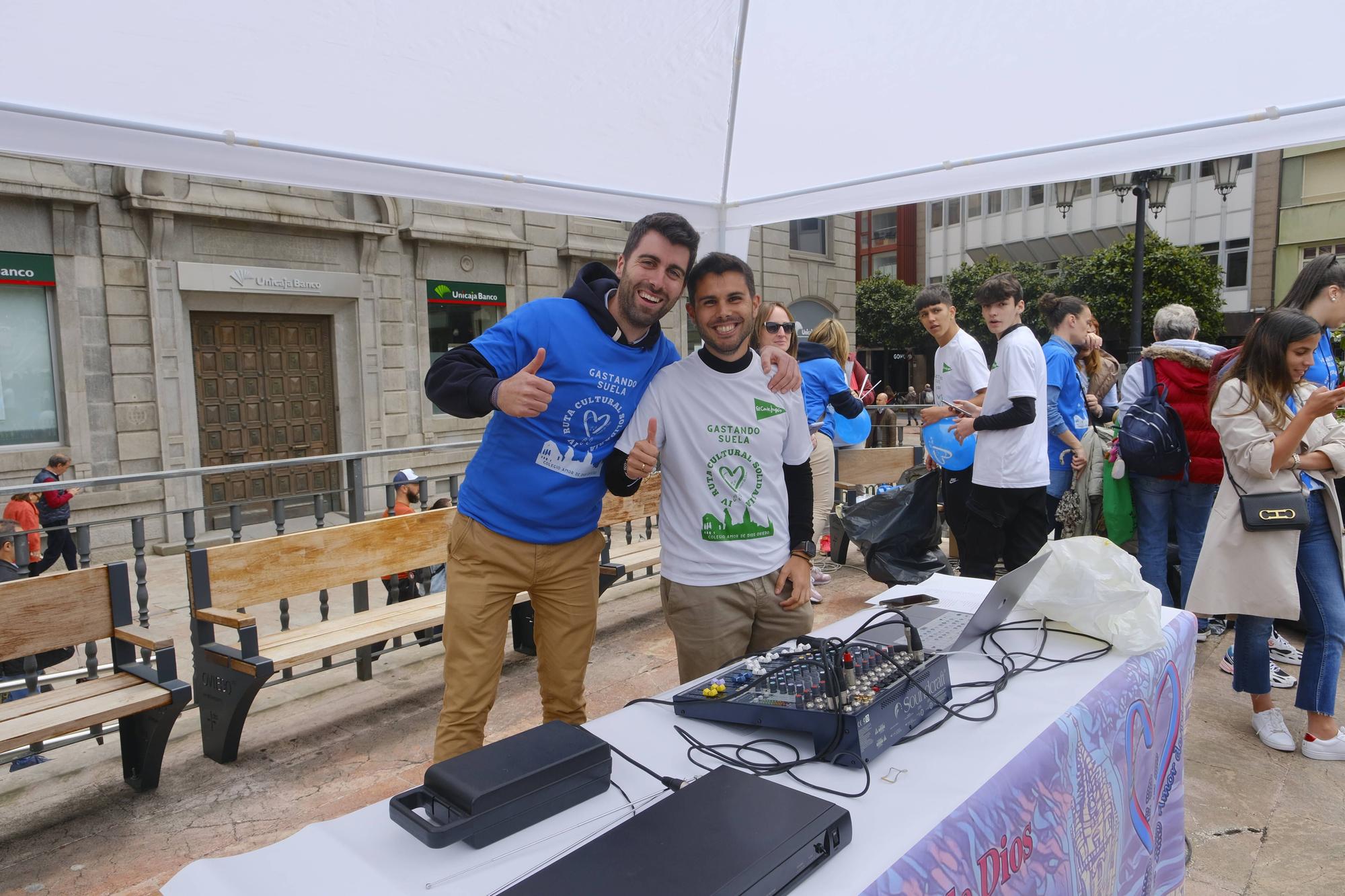 El colegio Amor de Dios congrega a una marea azul solidaria en La Escandalera