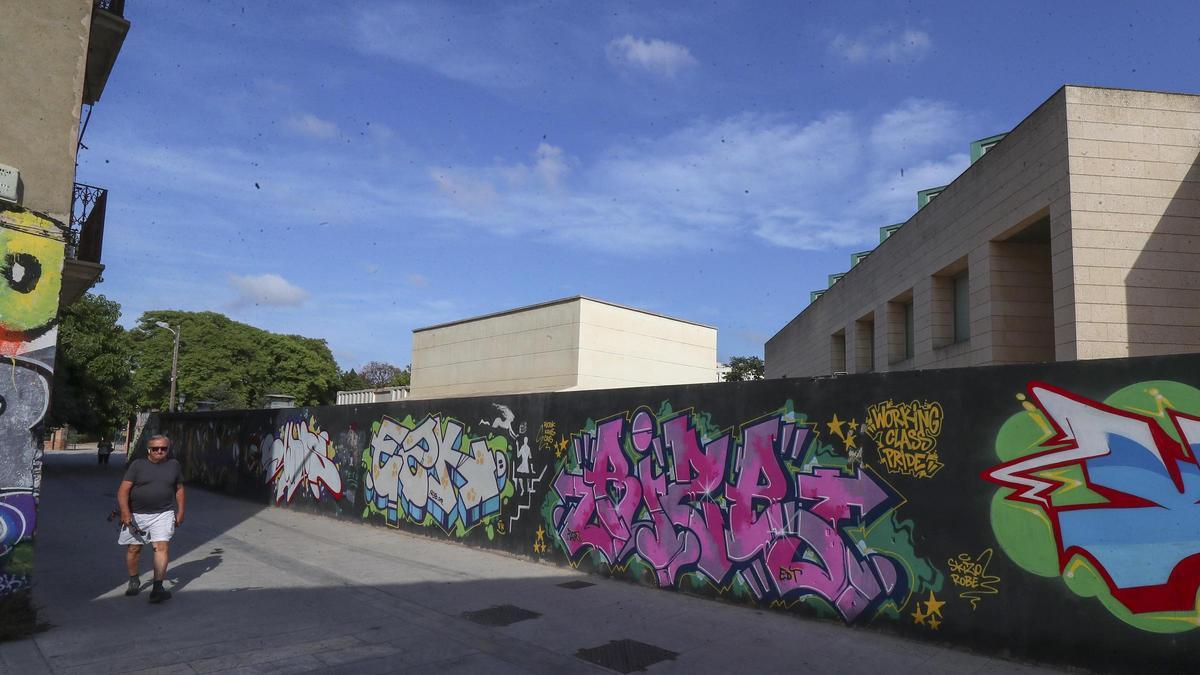 Calle Vuelta del Ruiseñor con el muro del museo de Bellas Artes.
