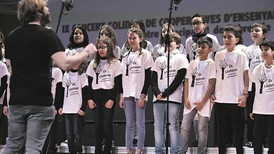 Multitudinario concierto solidario en el Principal por los niños con cáncer de Balears