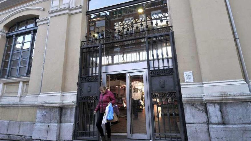 Los comerciantes de la plaza de Mieres piden que se repare una puerta