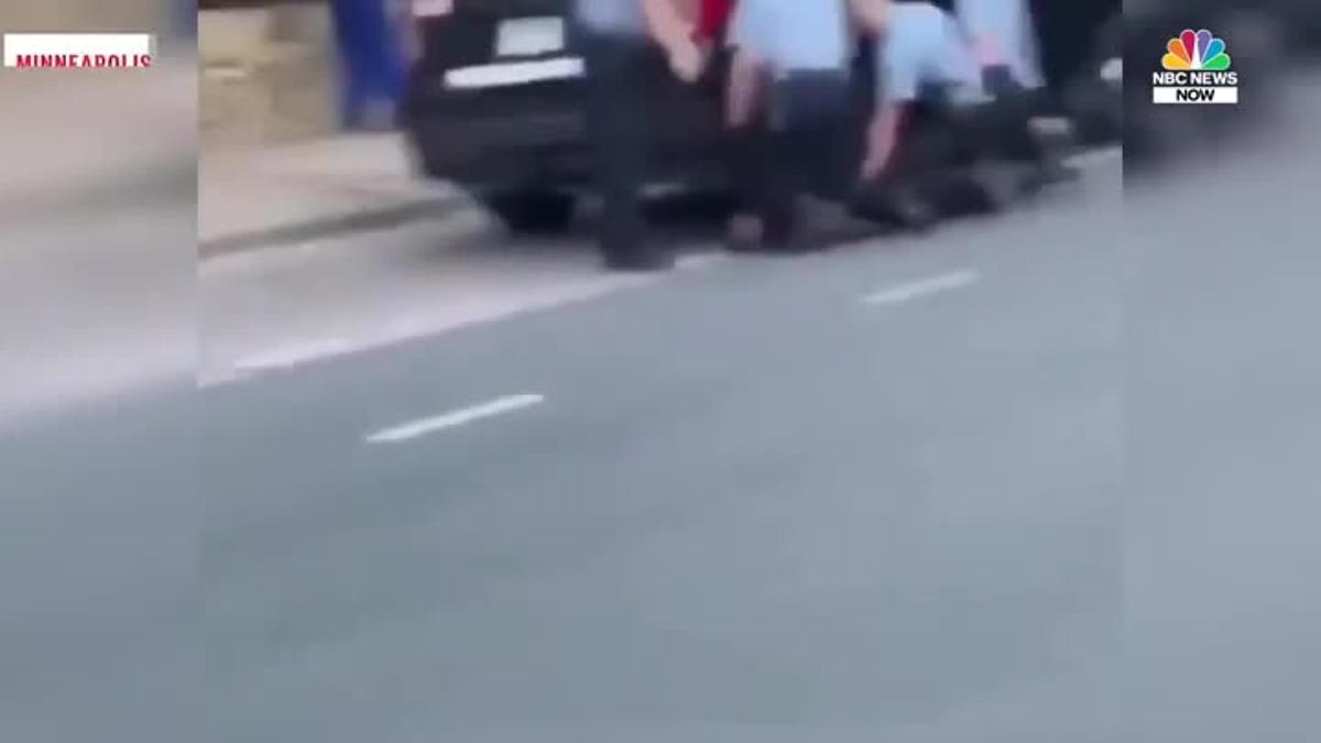 El polémico vídeo de George Floyd siendo aplastado por cuatro policías