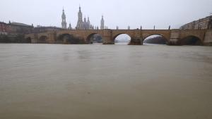 En imágenes I Así pasa el Ebro por Zaragoza tras las lluvias de los últimos días