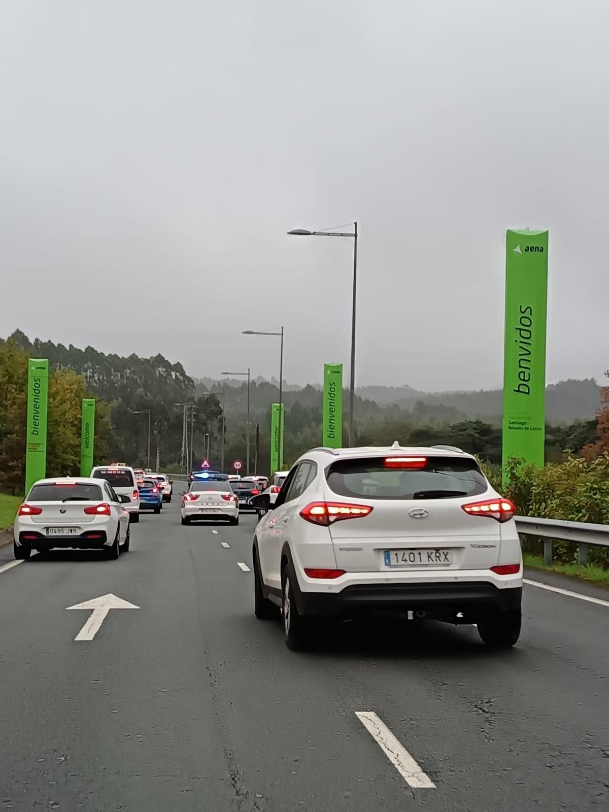 Participantes en la caravana de coches de protesta en las inmediaciones de la terminal de Santiago.