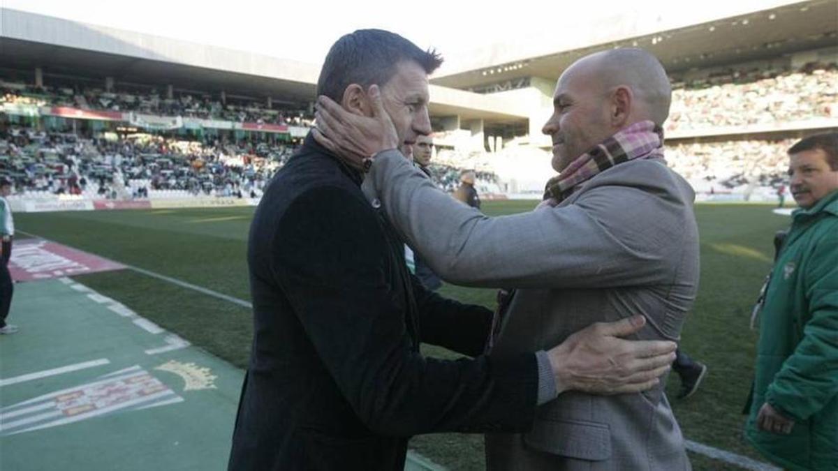 Paco Jémez abraza a Djukic en el play off de ascenso a Primera entre el Córdoba CF y el Valladolid, en El Arcángel, en el 2012.