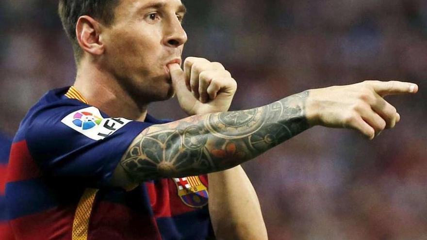 Messi festeja su gol, ayer, que supuso la victoria del Barcelona en el Calderón. // Alberto Martín