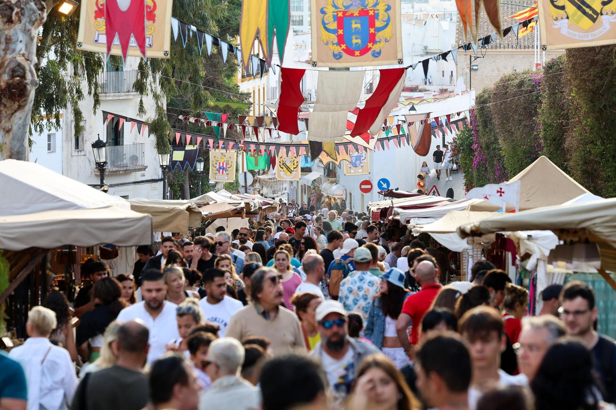 Compras de último día en la feria Eivissa Medieval