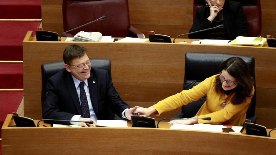 Puig y Oltra se saludan, hoy, en las Corts. Foto: Eduardo Ripoll