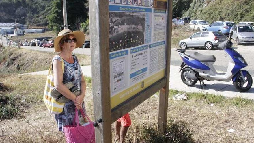 Panel de información sobre la playa de A Borna.  // Santos A.