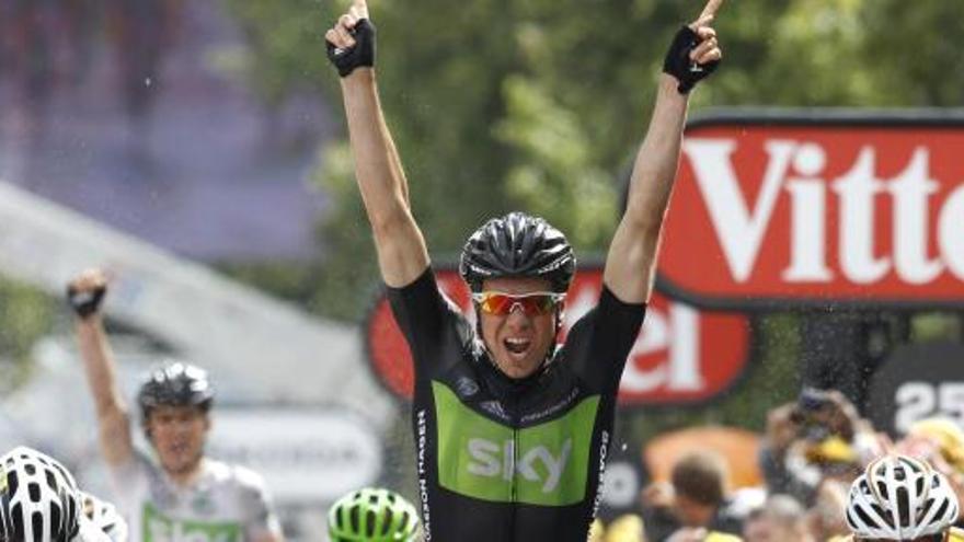El ciclista noruego Edvald Boasson Hagen levanta los brazos tras entrar primero en la meta de Liseux.