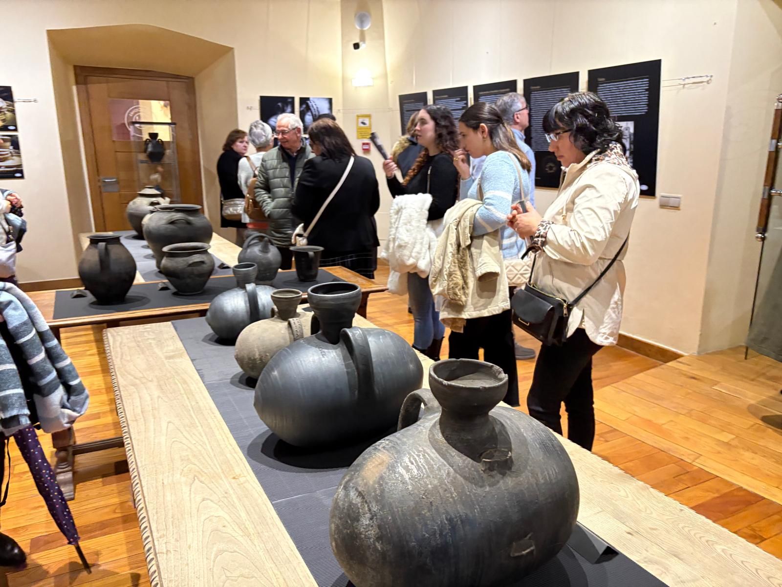 En imágenes: Así es la exposición de cerámica de Cangas que ha organizado el "Tous pa Tous"