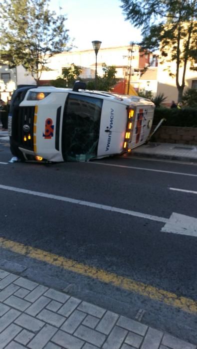Una ambulancia del 061 sufre un accidente en El Palo