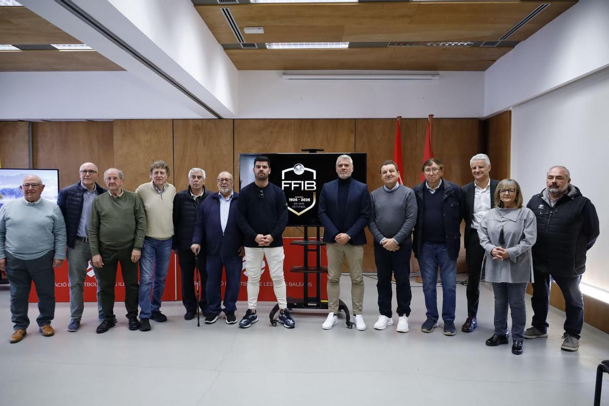 La Comisión del Centenario posa con el presidente Jordi Horrach.