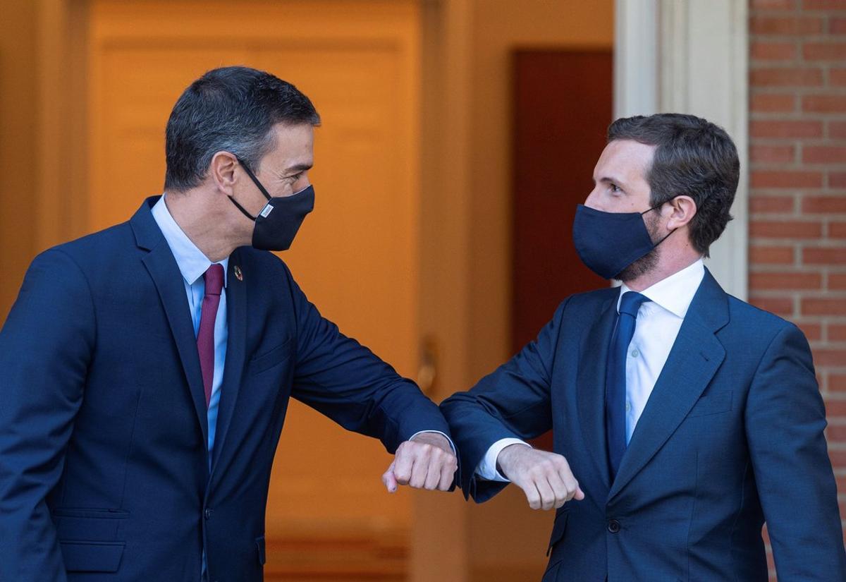 -FOTODELDIA- GRAF8522 MADRID, 2/8/2020. El presidente del Gobierno, Pedro Sánchez,iz., y el líder de la oposición ,Pablo Casado, se saludan a la entrada del Palacio de La Mncloa donde se reunieron para analizar los retos para hacer frente a los efectos sociales y económicos de la pandemia con la vista puesta en la tramitación de los presupuestos y en la renovación de instituciones como el Consejo General del Poder Judicial EFE/Fernando Villar ***pool***