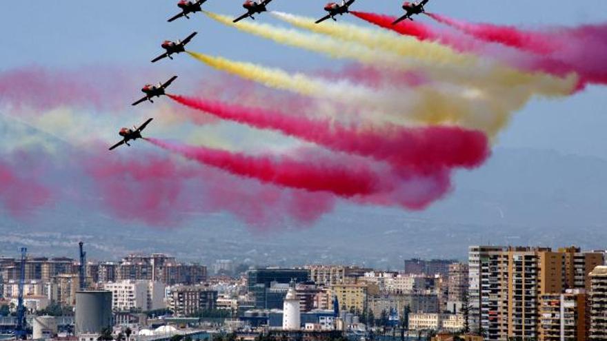 Los aviones que forman la patrulla Águila dibujan la bandera de España para finalizar frente a la costa de la capital, la exhibición militar que se ha llevado a cabo y que se enmarca en los actos del Día de las Fuerzas Armadas, con una participación de más de 1100 militares, que culminará mañana con un acto central de homenaje a la bandera y a los caídos presidido por los Reyes de España.