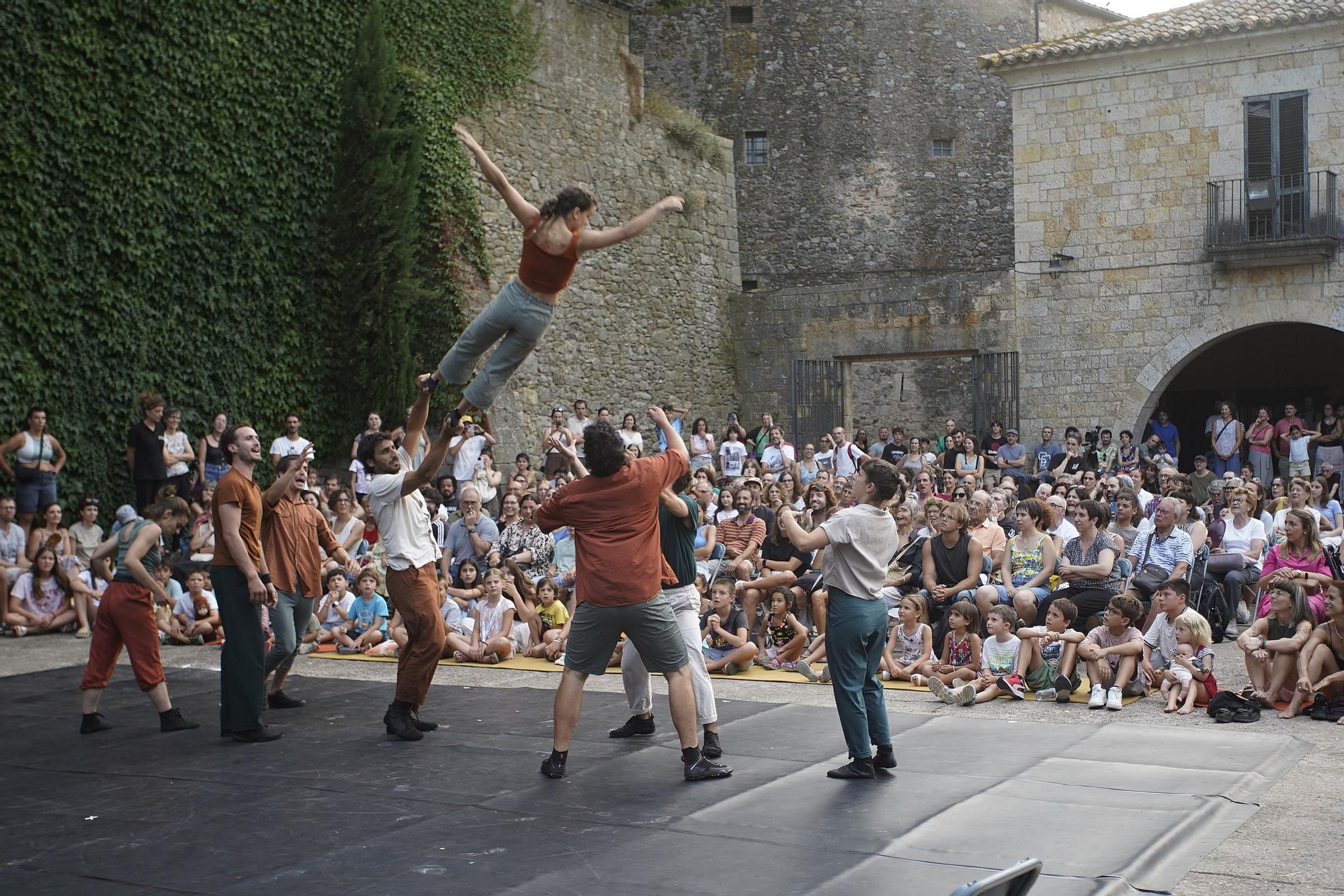 Les fotos de l'Escènit, "un espectacle increïble" que duu la cultura als carrers de Girona
