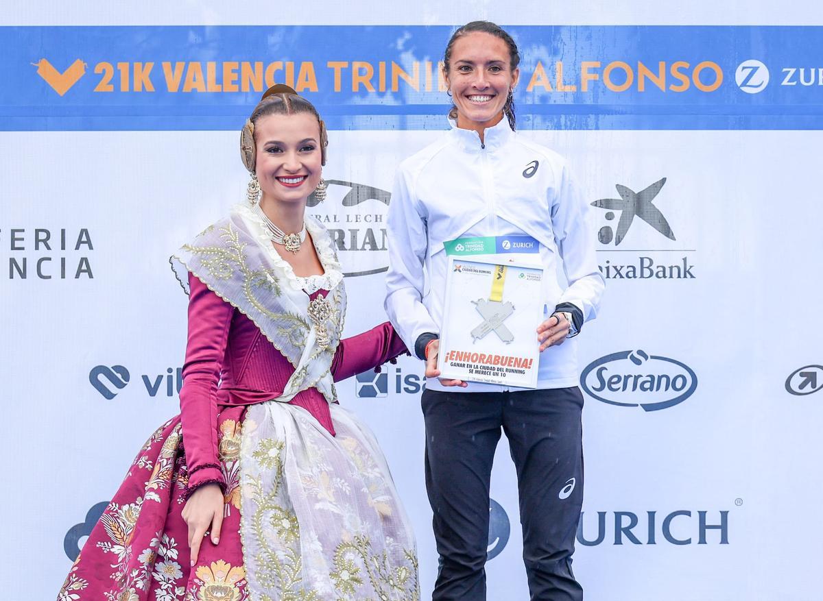 Laura Méndez, la mejor valenciana, en el podio junto a la Fallera Mayor Berta Peiró García