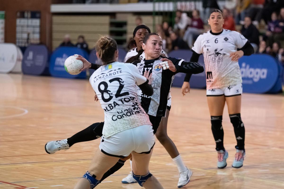 Rocío Campigli disparando a portería en un encuentro de la temporada.
