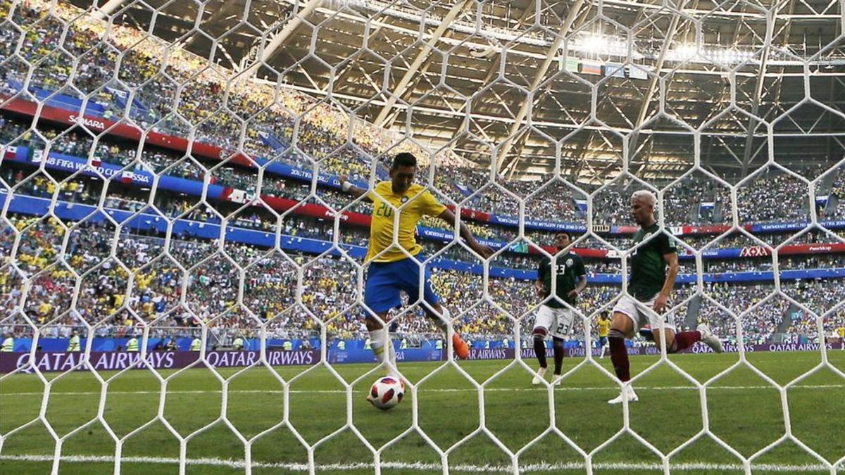 Firmino anotando el segundo gol de Brasil ante México
