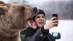 Una espectacular selfi con un oso.