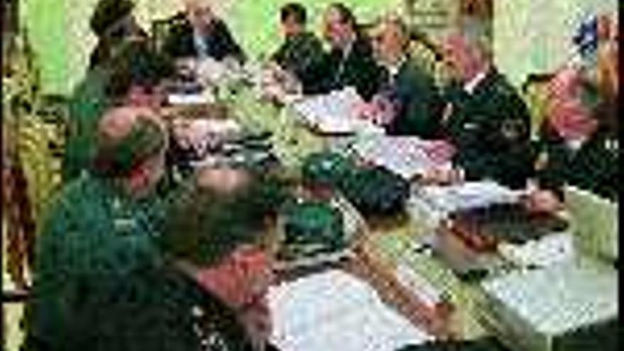La Junta Provincial celebrada ayer en la Subdelegación empezó a diseñar la seguridad de las elecciones. / i.osorio