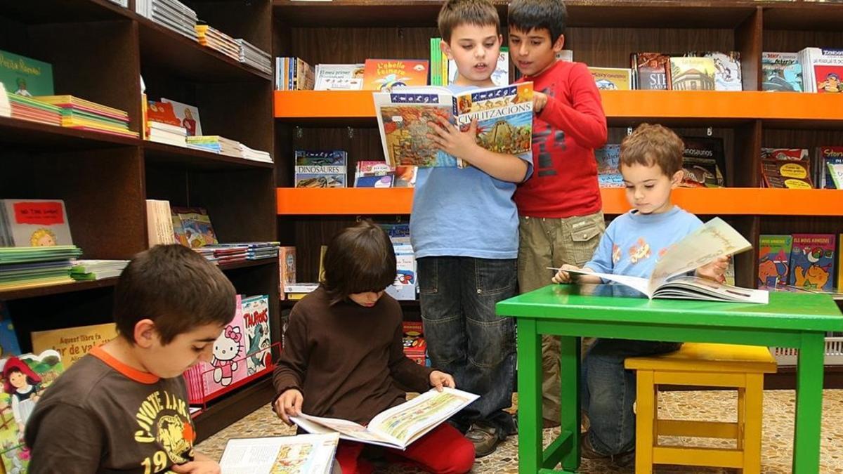 Niños leyendo en la librería Etcètera.
