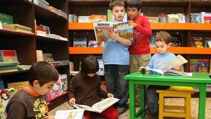 Niños leyendo en la librería Etcètera. 