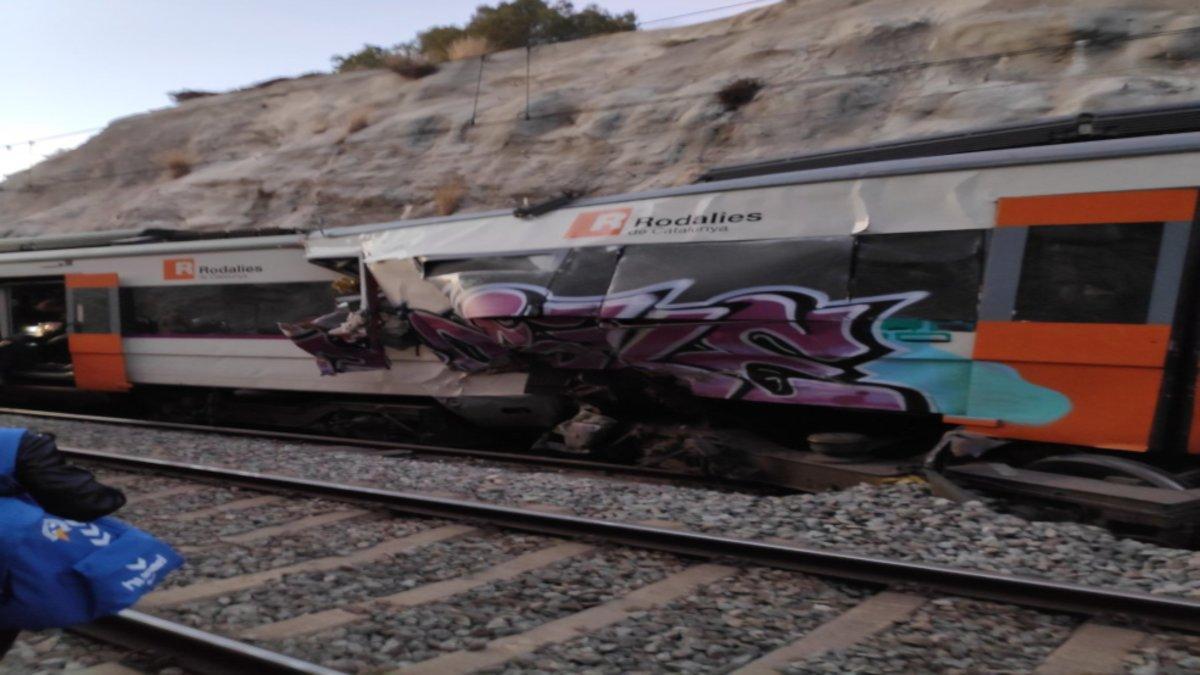 Al menos un muerto y 105 heridos en un choque de trenes de Rodalies