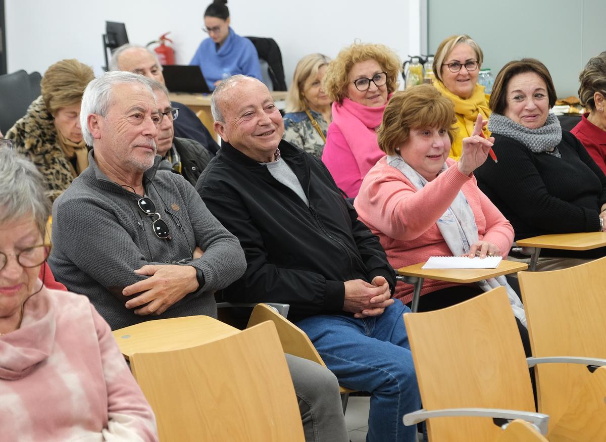 Asistentes al curso para acabar con la brecha digital en el Aula Plaça de Baix de la UMH.