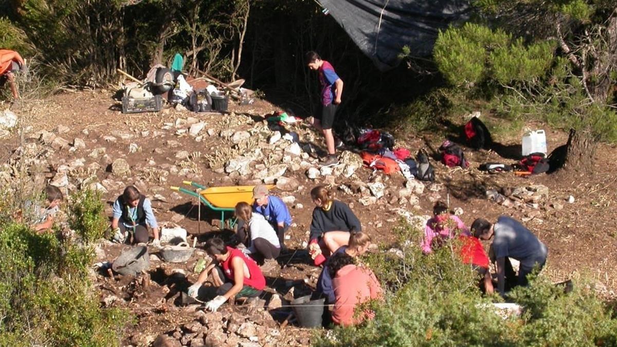 Campo de trabajo arqueológico en el poblado iberico  de Castellar en la Llacuna