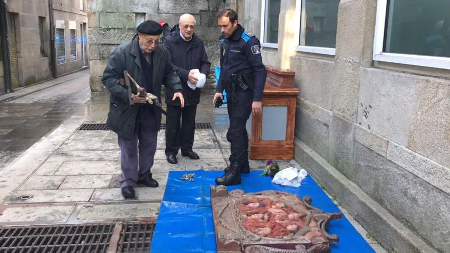 Los Bomberos sofocan un incendio en la Capilla de las Ánimas de Pontevedra