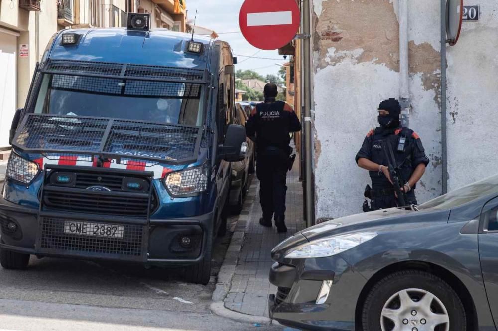 Cinc detinguts, tres d''ells Mossos d''Esquadra, per una trama de tràfic de drogues a Santa Coloma de Farners