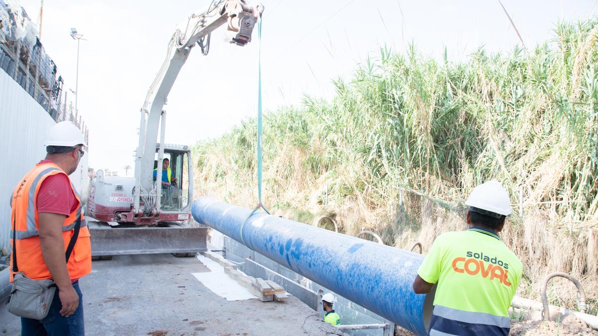 Trabajos para la instalación de la nueva tubería en Port Saplaya