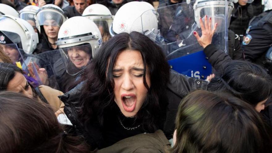 Imagen de una de las cargas de la Policía