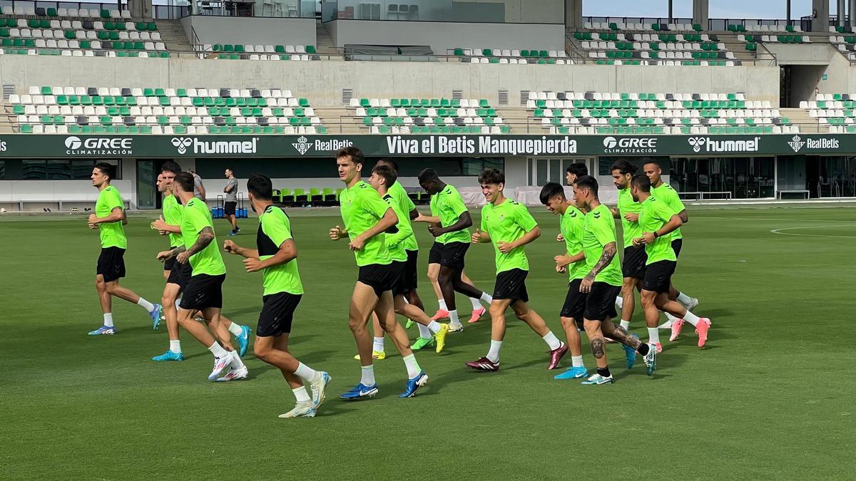 Entrenamiento del Real Betis antes de volar a Varsovia